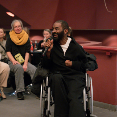 Festivaleröffnung im Foyer des Schauspielhaus Hannover. Das Foto zeigt Jerron Herman, der in ein Mikrofon spricht.