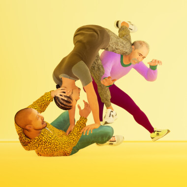 Drei Personen bewegen sich gemeinsam in einer dynamischen, tänzerischen Pose. Eine Person ist kopfüber, die anderen stützen sie, die dritte Person liegt auf dem Boden. Alle tragen bunte, Kleidung in kräftigen Farben. Der Hintergrund ist gelb.