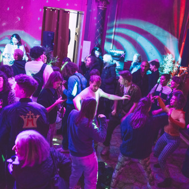 Party in der Cumberlandschen Bar. Viele Menschen auf der Tanzfläche.