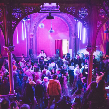 Party in der Cumberlandschen Bar. Viele Menschen auf der Tanzfläche.