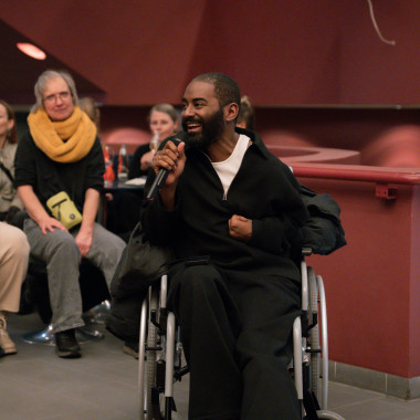 Festival opening in the foyer of the Schauspielhaus Hannover. The photo shows Jerron Herman speaking into a microphone.