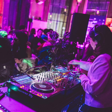 Party in der Cumberlandschen Bar. Viele Menschen auf der Tanzfläche. Eine Person am DJ-Pult.