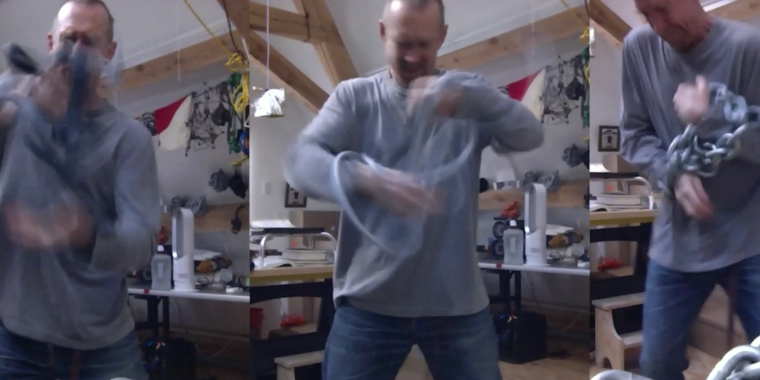 Ein Videostill der Arbeit TRI TEMPI (2023) von William Forsythe. Es ist ein Tryptichon und zeigt Forsythe stehend mit einem Objekt in der Hand.